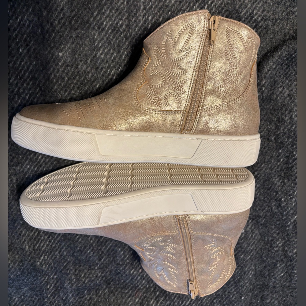 Very Volatile Los Angeles Cowgirl Sneaker Bootie Size 7 - Picture 2 of 12